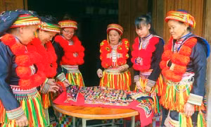 Giữ gìn trang phục truyền thống của người Dao đỏ Bắc Kạn