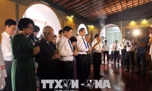 Lãnh đạo Thành phố Hồ Chí Minh dâng hương tưởng niệm Chủ tịch Tôn Đức Thắng