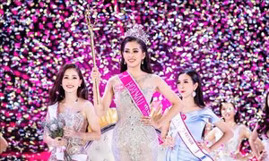 Người đẹp Trần Tiểu Vy đăng quang Hoa hậu Việt Nam 2018