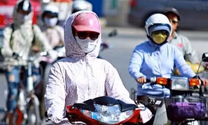 Chị em dễ bị loãng xương khi ra ngoài nắng che chắn quá kỹ