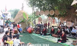 Hoạt động “Tuổi thơ với chợ quê” và chương trình du lịch “Ngày hè của em” tại Làng Văn hóa