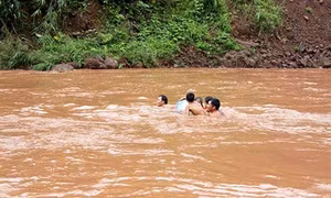 Lai Châu: Học sinh vượt suối dữ tới trường khai giảng