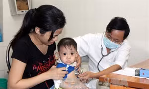 Bỏ quy định ghi số chứng minh thư của bố, mẹ trên đơn thuốc cho trẻ 6 tuổi 