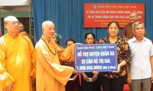 Giáo hội Phật giáo Việt Nam thăm, tặng quà đồng bào vùng tâm lũ Quản Bạ