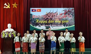 Lưu học sinh Lào tại Điện Biên rộn ràng đón Tết Bunpimay 