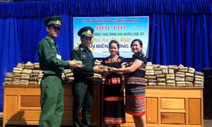 Bộ đội biên phòng Nam Giang tổ chức gói bánh chưng vì dân bản