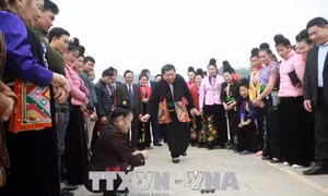 Phó Chủ tịch Thường trực Quốc hội Tòng Thị Phóng vui xuân cùng đồng bào Sơn La