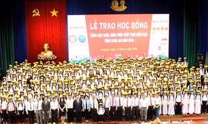 Hỗ trợ học sinh, sinh viên nghèo vượt qua khó khăn, tiếp tục đến trường