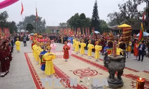Tưng bừng khai hội đền Mẫu Âu Cơ