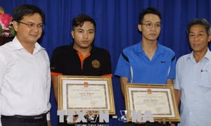 Thành phố Hồ Chí Minh: Thưởng nóng ba nhân viên ngân hàng truy bắt thành công tên cướp có hung khí