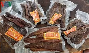 Thịt bò khô - món quà Tết mang tình cảm của người Việt xa xứ