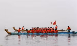 Hồ Tây rộn ràng lễ hội bơi chải thuyền rồng