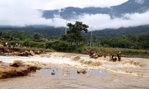 Mưa lớn gây sạt lở làm ách tắc quốc lộ 4 đoạn Bắc Hà đi Si Ma Cai