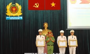 Trao Huân chương Dũng cảm của Chủ tịch nước tặng ba chiến sỹ Cảnh sát Phòng cháy, chữa cháy