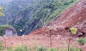Sơn La: Sụt ta luy dương, hơn 15.000m3 đất đá đổ xuống trôi lấp mặt đường