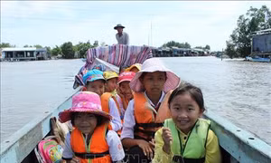 Học sinh vùng Đất Mũi Cà Mau đội mưa, vượt sông tới trường