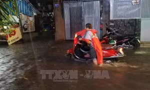 Thành phố Hồ Chí Minh: Nhiều khu vực trũng thấp bị ngập trong mưa lớn