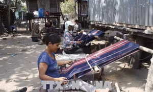 Gìn giữ văn hóa dệt của buôn làng của phụ nữ thị trấn Krong Chro