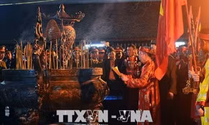 Hàng vạn người dự lễ Khai ấn đền Trần trong đêm