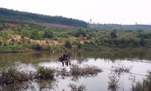 Người dân liều mình đu dây qua sông Pô Kô