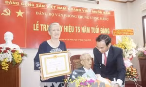 Trao Huy hiệu 75 năm tuổi Đảng tặng đồng chí Trần Quốc Hương