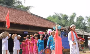Người Chăm Bà La Môn mừng nhà mới