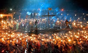 Độc đáo lễ hội lửa Viking ở Scotland