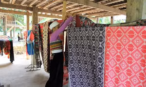 Những bàn tay giữ hoa văn truyền thống