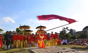 Hàng vạn người đội nắng xem hội trận - nghi lễ chính của hội Gióng đền Phù Đổng 
