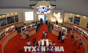 Triển lãm ảnh “Hà Nội đổi mới và phát triển” kỷ niệm 10 năm Thủ đô mở rộng địa giới hành chính