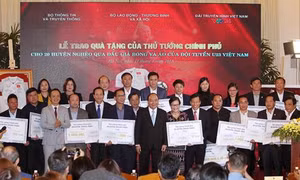 Thủ tướng Nguyễn Xuân Phúc trao kinh phí từ đấu giá quả bóng và áo thi đấu của đội tuyển U23 Việt Nam cho các huyện nghèo