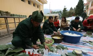Bộ đội Biên phòng Điện Biên giúp dân vui Xuân đón Tết