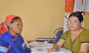 Nữ cán bộ Sùng Phà Sủi được bà con thôn bản tin yêu