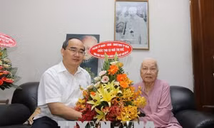 Bí thư Thành ủy Thành phố Hồ Chí Minh Nguyễn Thiện Nhân thăm và tặng quà người cao tuổi
