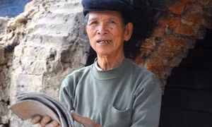 Người giữ lửa nghề làm ngói âm dương
