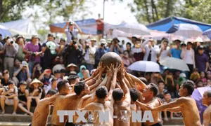 Độc đáo hội vật cầu nước tại Làng Vân năm 2018