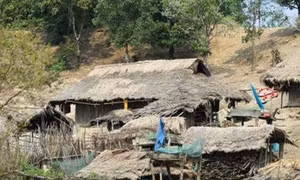 Nhiều đồng bào đang sống cảnh "không điện, không nước" trên đỉnh núi Pú Vang