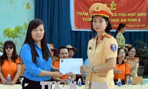 Hỗ trợ học sinh vùng đồng bào dân tộc Khmer xã An Ninh