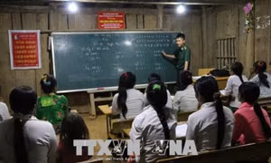 Chiến sỹ quân hàm xanh Vàng Lao Lừ “gieo chữ trên non”