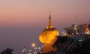 Kỳ lạ tảng đá dát vàng nằm chênh vênh trên núi nghìn năm