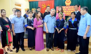 Đồng chí Trần Quốc Vượng tiếp xúc cử tri tại huyện Mù Cang Chải