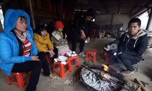 Người dân vùng cao tỉnh Điện Biên ứng phó với rét đậm, rét hại