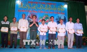 Đoàn kinh tế Quốc phòng 915 vui xuân cùng bà con vùng biên giới, hải đảo