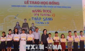 Trao học bổng Vừ A Dính cho học sinh, sinh viên dân tộc thiểu số vượt khó ở Đồng Nai