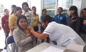 Cô đỡ Ka Tơr Thị Nính tận tụy vì cộng đồng