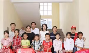 Trao quà cho học sinh vùng lũ Mường Tè