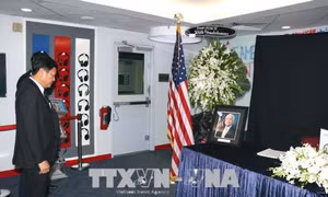 Lãnh đạo Thành phố Hồ Chí Minh viếng và ghi sổ tang Thượng Nghị sỹ Hoa Kỳ John McCain