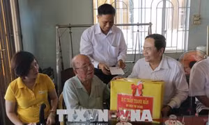 Chủ tịch Ủy ban Trung ương MTTQ Việt Nam Trần Thanh Mẫn thăm, tặng quà Tết cho các gia đình chính sách, hộ nghèo