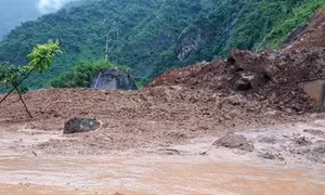 Tập trung khắc phục sự cố sạt lở đất đá trên Quốc lộ 279D đoạn qua Sơn La