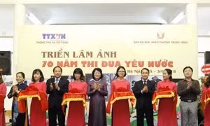 Khai mạc Triển lãm ảnh "70 năm thi đua yêu nước"